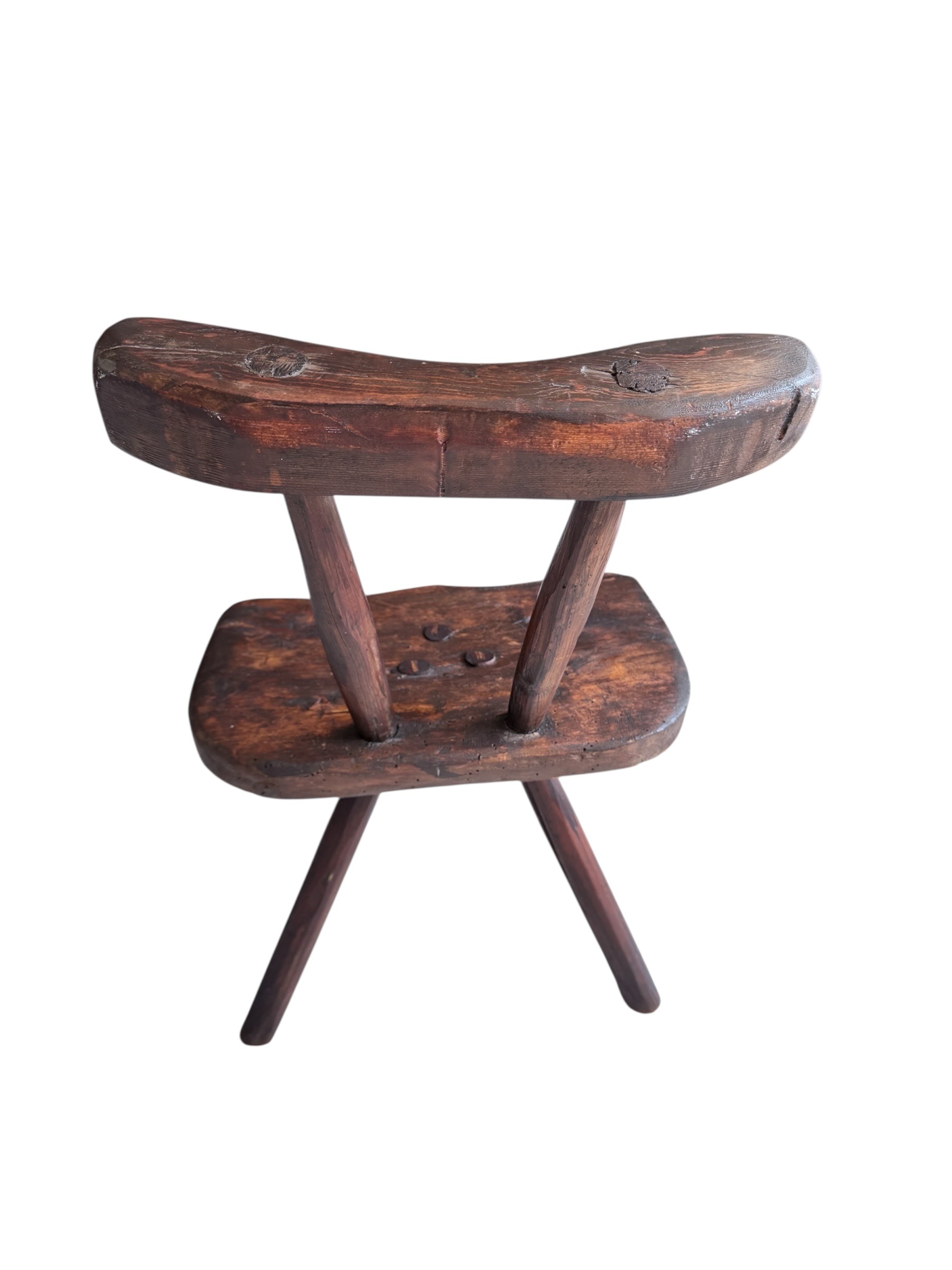 Dreibeiniger Holzhocker mit Rückenlehne | Vintage Holzstuhl 3 Dreibeiniger Holzhocker mit Rückenlehne – rustikaler Vintage Holzstuhl