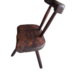 Dreibeiniger Holzhocker mit Rückenlehne – rustikaler Vintage Holzstuhl