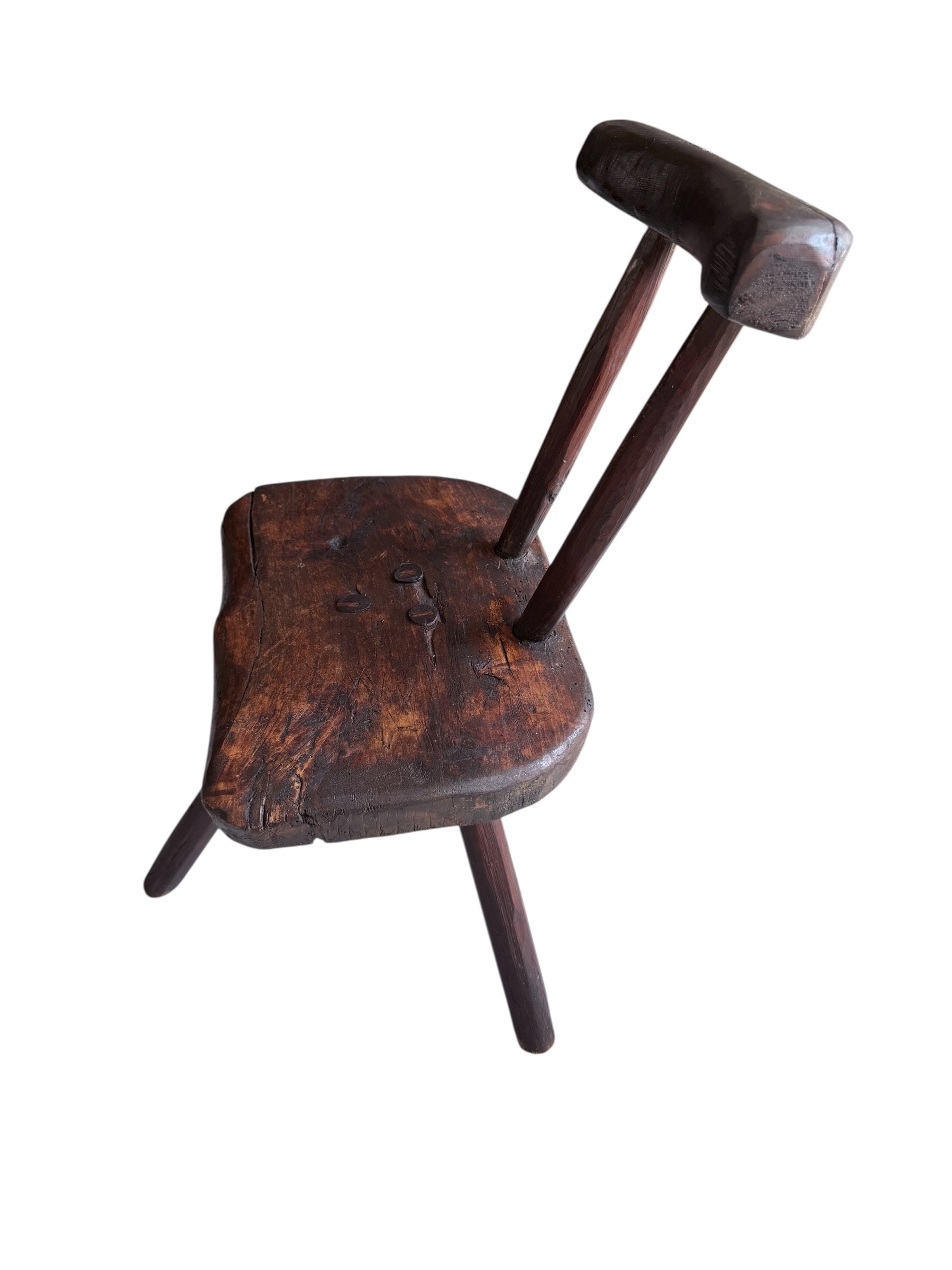 Dreibeiniger Holzhocker mit Rückenlehne | Vintage Holzstuhl 2 Dreibeiniger Holzhocker mit Rückenlehne – rustikaler Vintage Holzstuhl
