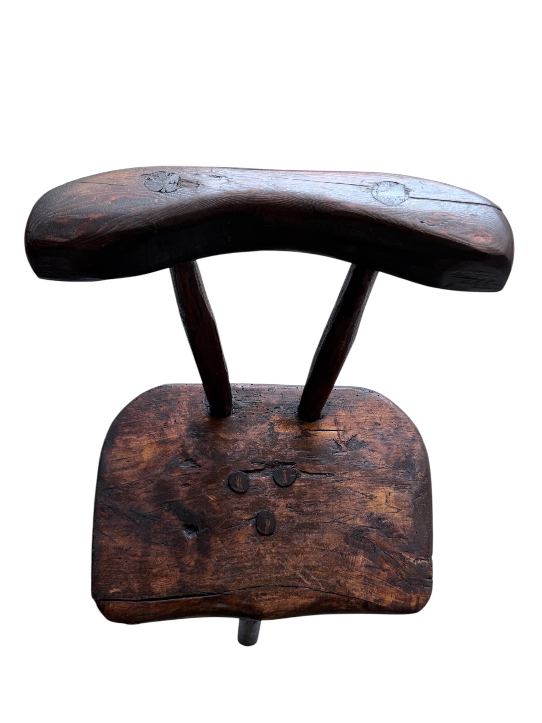 Dreibeiniger Holzhocker mit Rückenlehne | Vintage Holzstuhl 5 Dreibeiniger Holzhocker mit Rückenlehne – rustikaler Vintage Holzstuhl