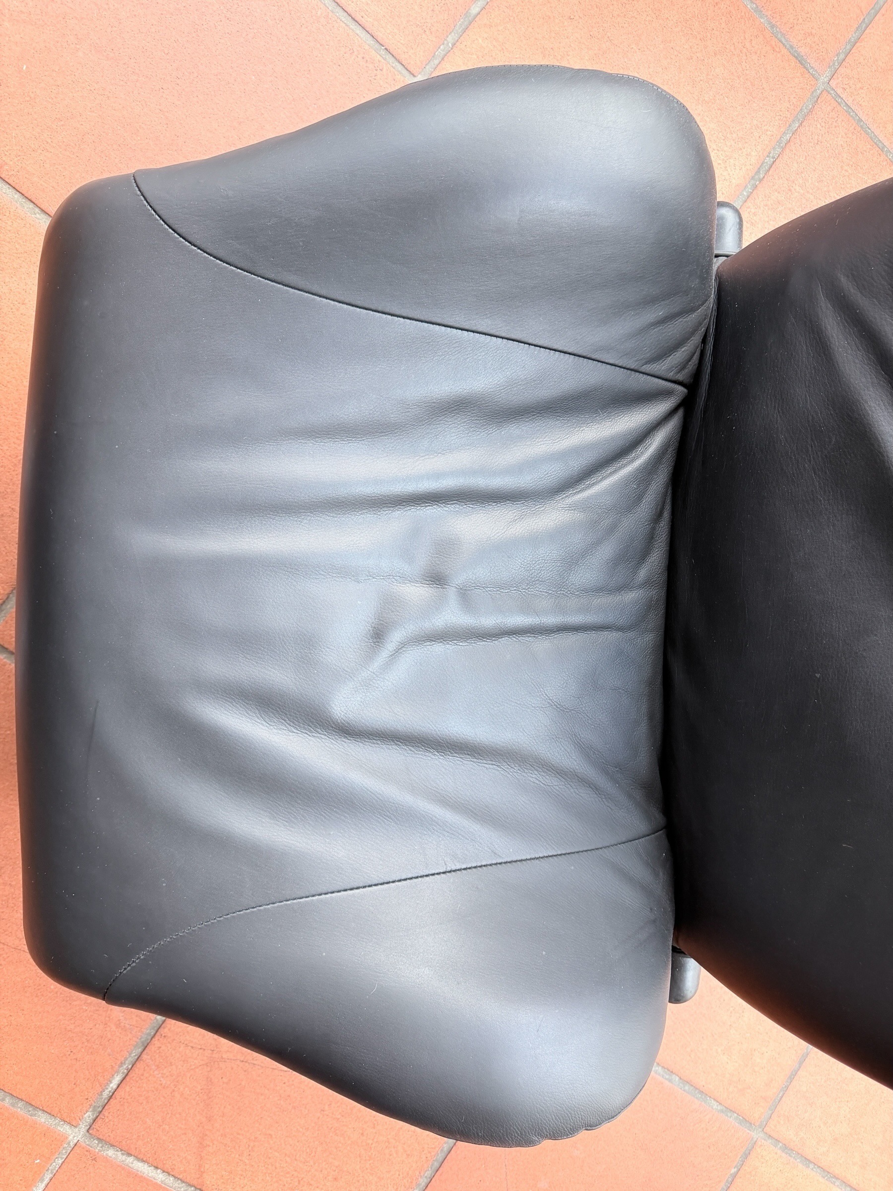 Cassina 111 Wink Ledersessel aus schwarzem Leder – Toshiyuki Kita, 1980 10 Cassina 111 Wink Ledersessel aus schwarzem Leder – Toshiyuki Kita, 1980 – Bild 9