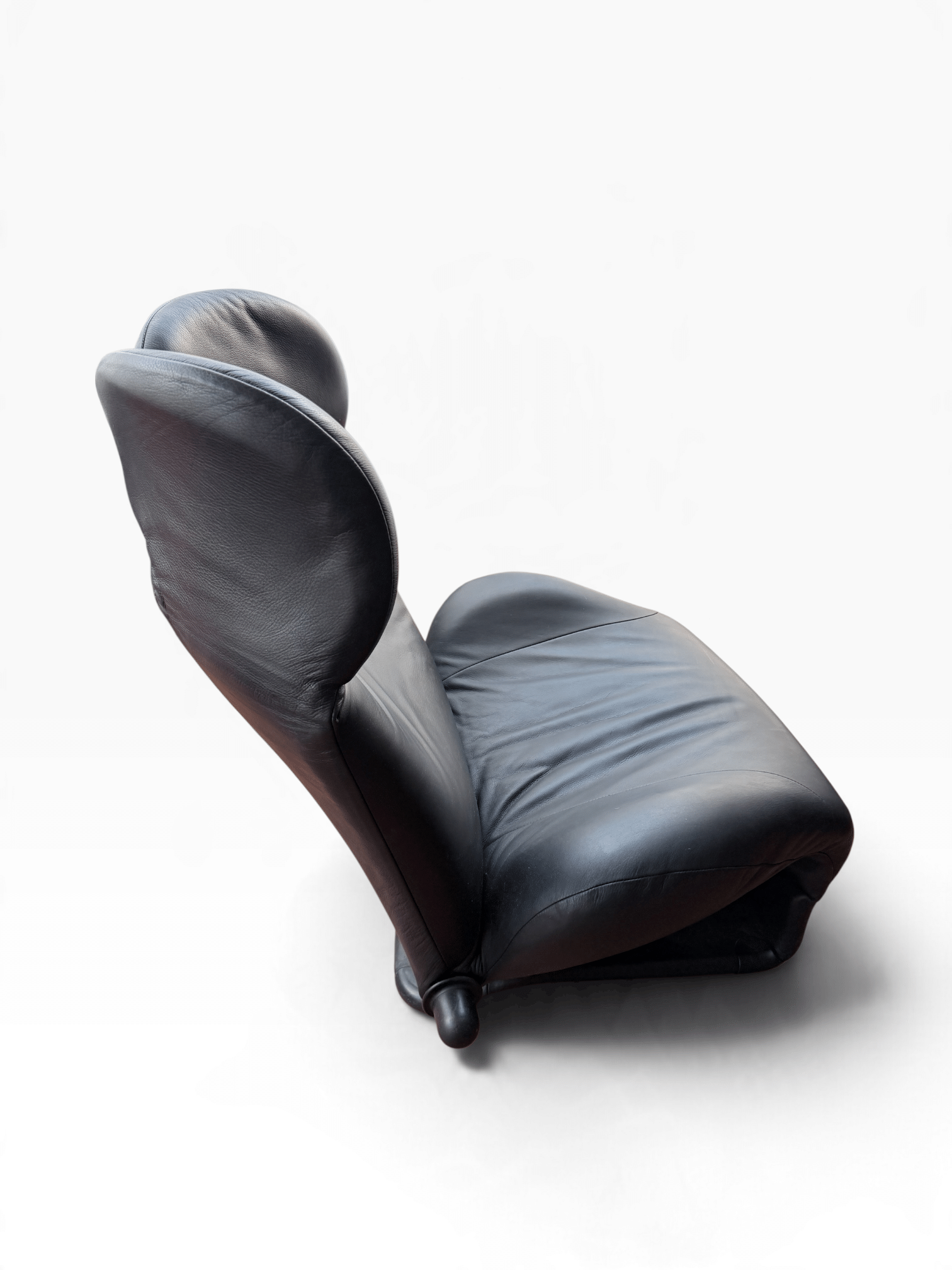 Cassina 111 Wink Ledersessel aus schwarzem Leder – Toshiyuki Kita, 1980 5 Cassina 111 Wink Ledersessel aus schwarzem Leder – Toshiyuki Kita, 1980 – Bild 4